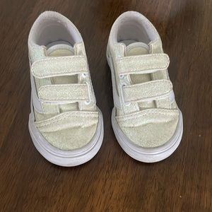 VANS size 5 they change color turn light  pink with the sun ☀️